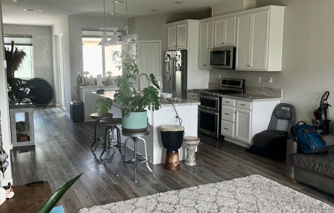STUNNING (3 Story - Sprawling Floor Plan) 4/2.5 Natomas Beauty!  Reference Ad For Viewings