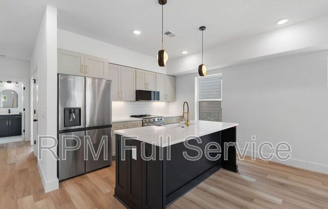 1241 N AVONDALE CIR