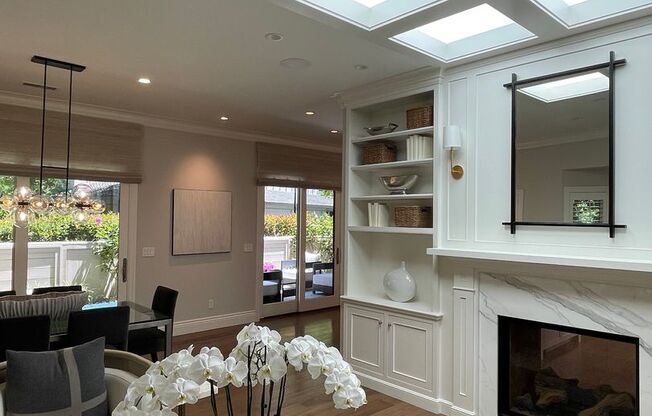 Luxury townhouse, close to town, easy commute to 280, Creekside Oaks gated community, fantastic remodel!