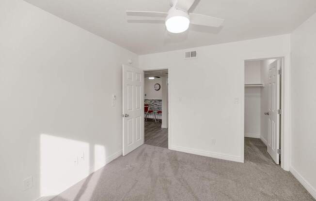 A room with a ceiling fan and carpeted floor at Urban WalkApartments on 6th Avenue, Phoenix