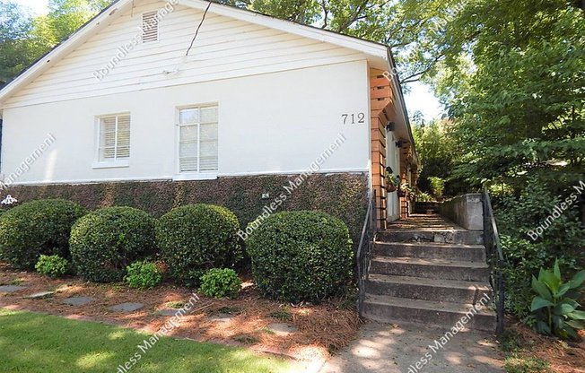 712 HIGHLAND AVE NE