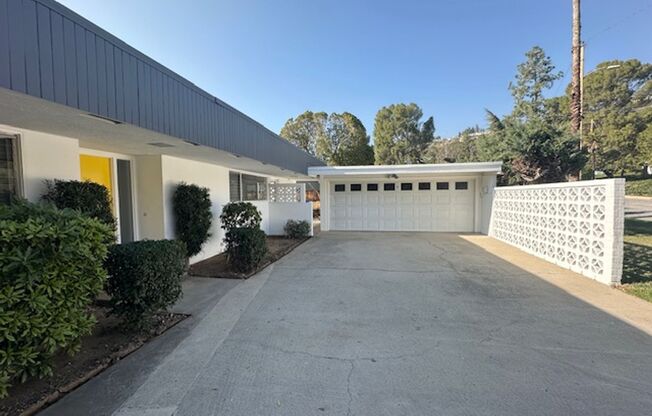 4+2 Mid Century Modern Home - New Appliances, 2 Car Garage, Fireplace, Spacious Living Space, Covered Patio