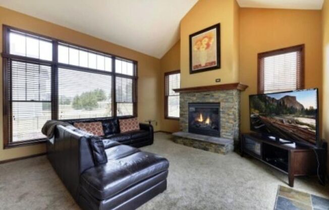 Woodbury, Stylish & Spacious Home Near Shops, Dining & Community Amenities!