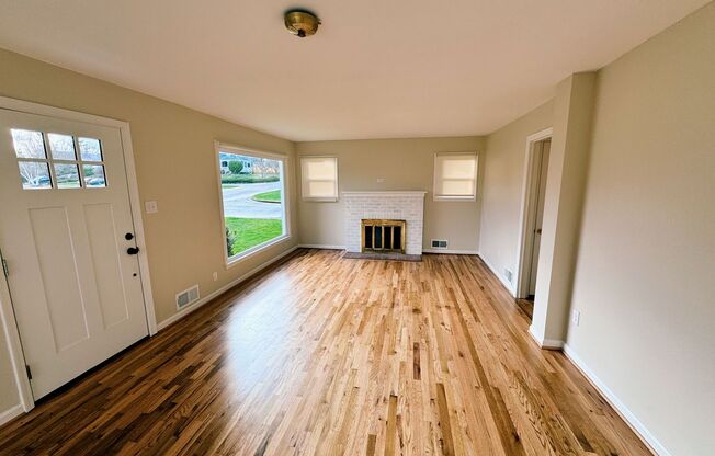 Great Location in North End, Updated 4 bedroom! Beautiful Hardwood Floors, large basement!