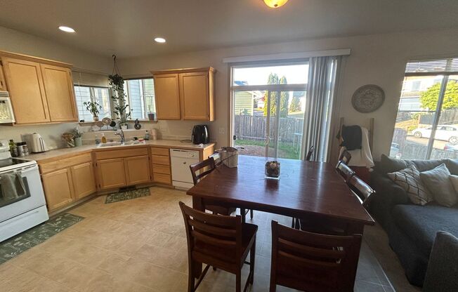 4B, 2.5BA Pet-friendly home w/2-car garage in Whitman Court -Renton, $3,500 per month