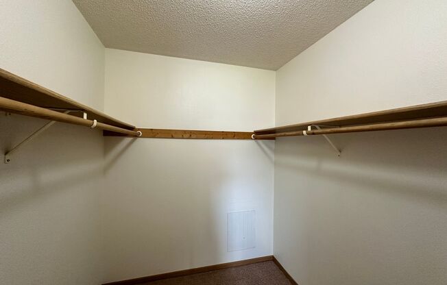 2 beds, 1 bath, 974 sqft, $1,500, Unit 70-204
