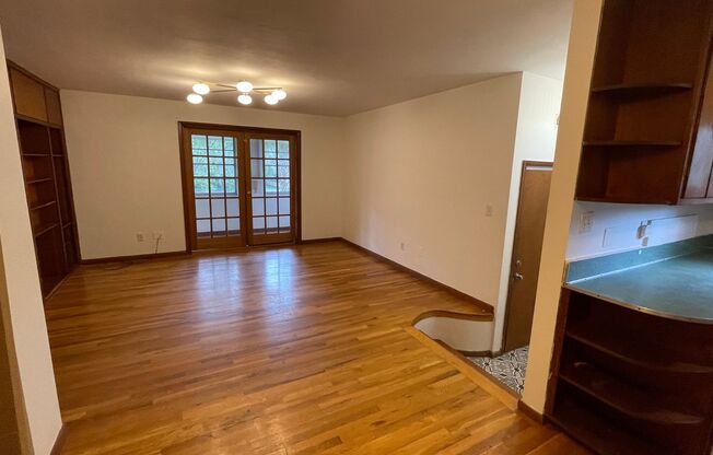 Great 2nd Floor 2 Bedroom, 1 Bath In Duckpond