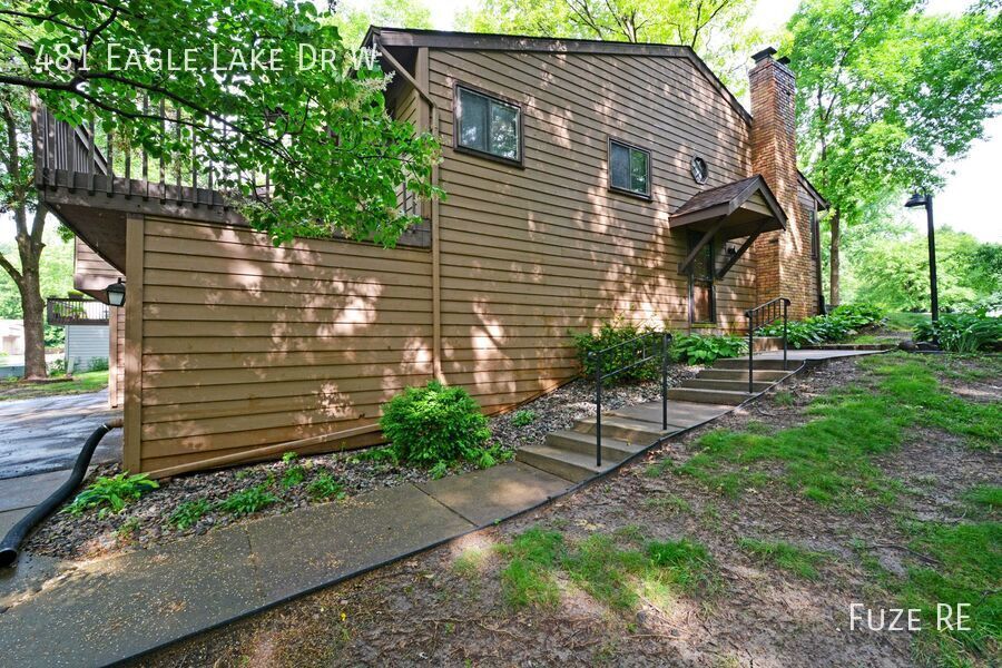 481 EAGLE LK DR W