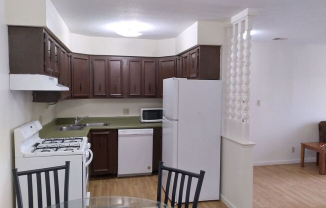 2 beds, 1.5 baths, 800 sqft, $850