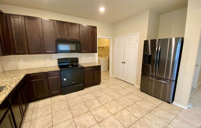 Spacious 4 Bedroom with easy access to JBSA Randolph AFB or JBSA Lackland AFB!