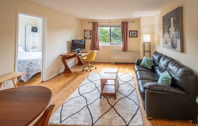 Exceptional Location & Amenities Short-term furnished CONDO 1 bedroom lease FREE PARKING & FREE UTILITIES
