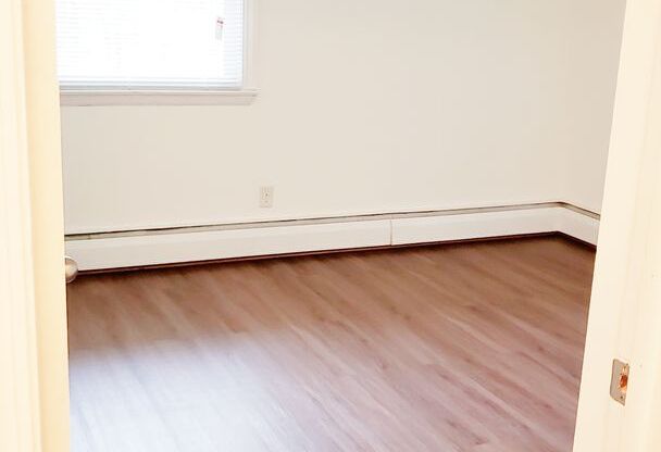3 beds, 1 bath, 950 sqft, $1,424, Unit 5822-3 Russett