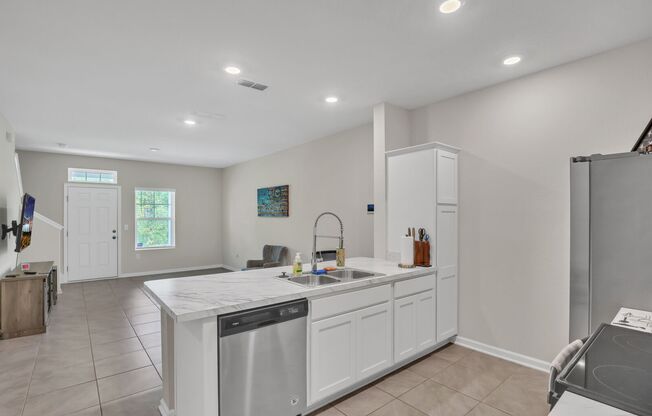 Like new 2 bedroom/ 2.5 bathroom with one car garage townhome in Nassau county!