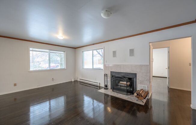 "Holiday Move-In Incentive – 50% Off First Month’s Rent"  Spacious 4-Bedroom Contemporary Home with 1-Bedroom ADU