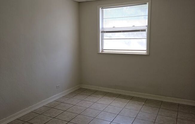 2 beds, 1 bath, 2 sqft, $700