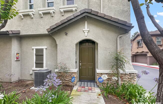Welcoming 2B/2BA Condo with Balcony, In-Unit Laundry and Pool Access.