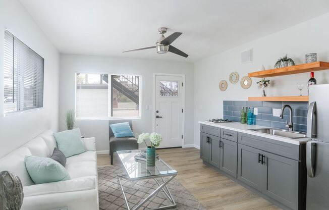 Available Now! Highly Desired Crown Point/Pacific Beach Junior 1BD/1 BA Apartment!