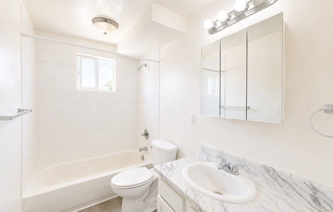 2 beds, 1 bath, 832 sqft, $1,699, Unit 109
