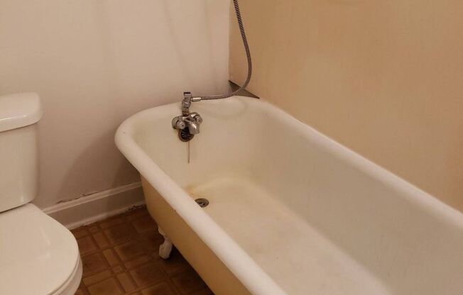 1 bed, 1 bath, $580, Unit Q-1