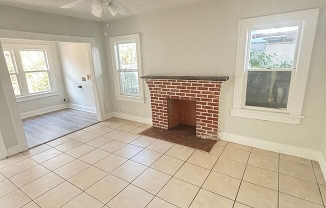 2 beds, 1 bath, 912 sqft, $1,895