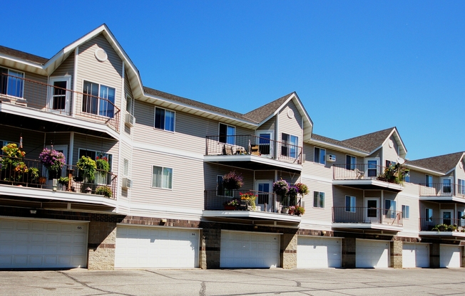 2 beds, 1 bath, 1,050 sqft, $1,375, Unit 3720309R