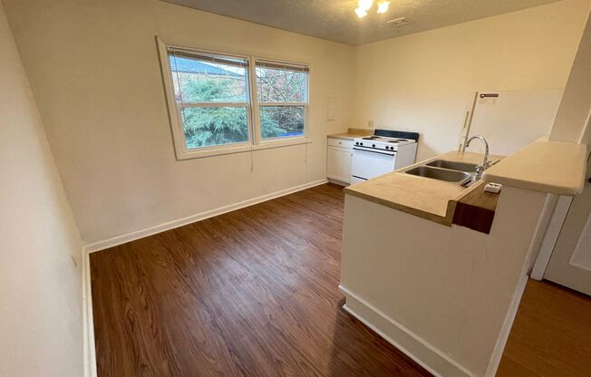 Cozy Woodlawn Studio with Full Kitchen