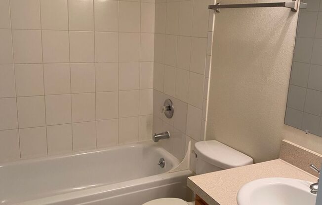1 bed, 1 bath, 672 sqft, $870, Unit 2-13
