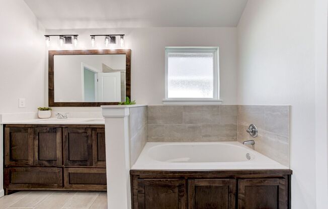 Brand New Home in Mustang!