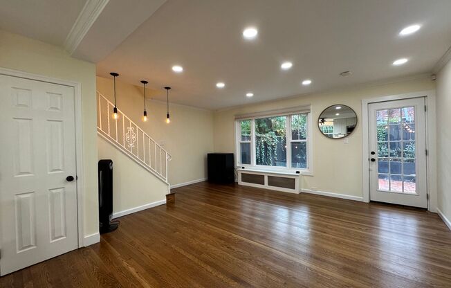 Stylish, Upper Level Unit 3 Bed 1.5 Bath Home With A Fenced Patio In Warwick Village