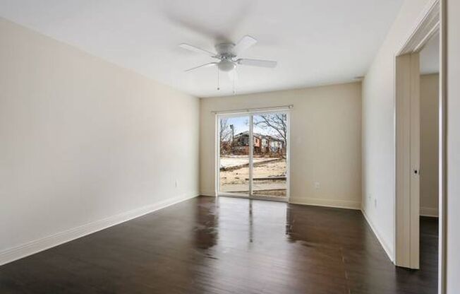 1 bed, 1 bath, $895, Unit F128