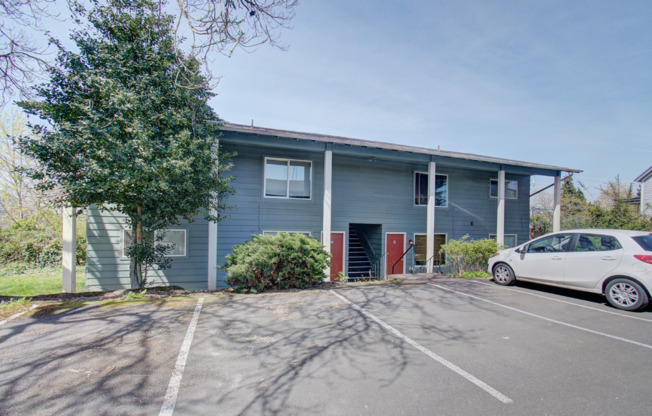 Carter Park Cutier-Updated Apartment with Lots of Storage