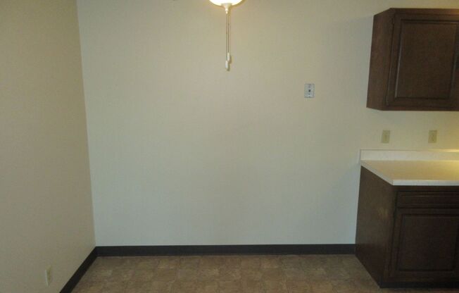 2 beds, 1 bath, 815 sqft, $895, Unit 520-8