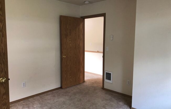 2 beds, 1 bath, 700 sqft, $1,350, Unit 8