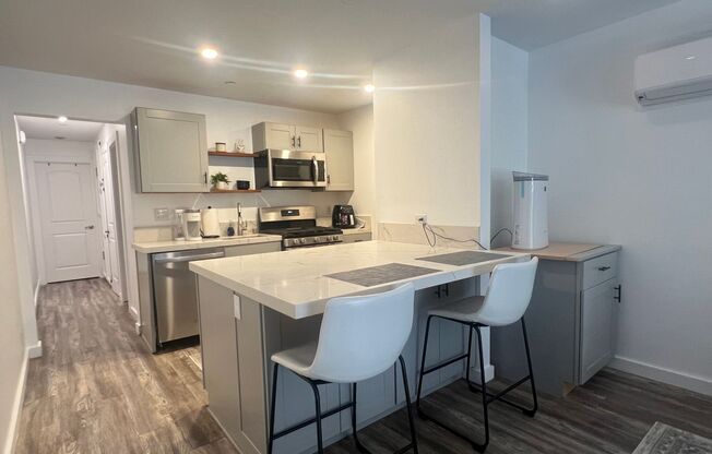 1 bed, 1 bath, 572 sqft, $2,995, Unit Los Caballeros #106