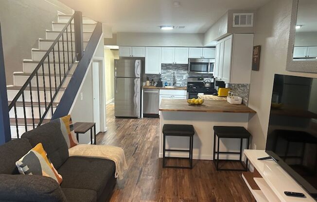 2 beds, 1 bath, 1,100 sqft, $1,975, Unit Apt 1