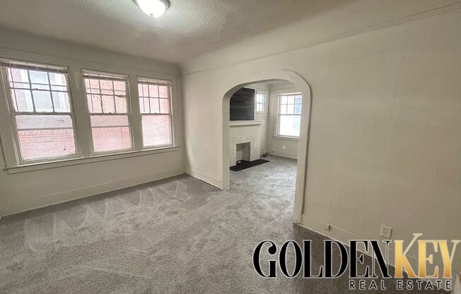 2 beds, 1 bath, $1,000, Unit 2638 Richton - Upper