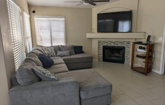 2125 E SALTSAGE DR