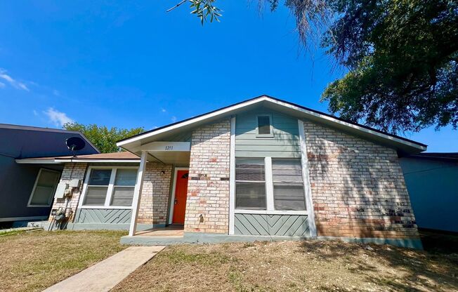 Great 3 Bedroom 2 Bath Home Easy Access To Loop 410!