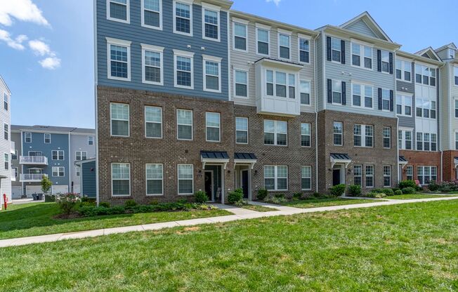 Beautiful, Spacious 3 Bedroom Townhome in Henrico Ready October 1st!