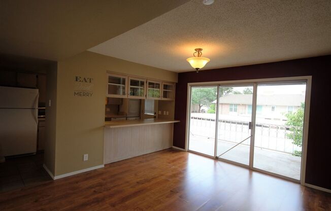 LARGE 2 bedroom 2 bath Condo close to Shopping, dinning and entertainment!
