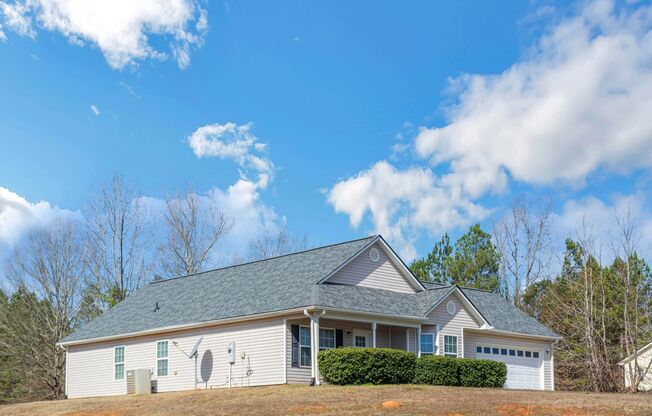 Captivating 3-bedroom, 2-bathroom ranch-style residence in Covington, GA!