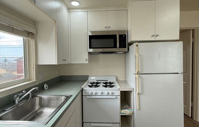 Charming 1-Bedroom Home with Bonus Room & 2-Car Garage in SSF
