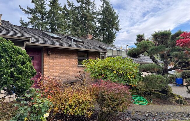 Cozy 5 bedr 3 bath rambler with daylight basement, minutes to Somerset schools