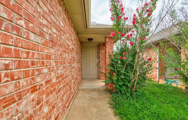 Duplex in Yukon, Available Now!