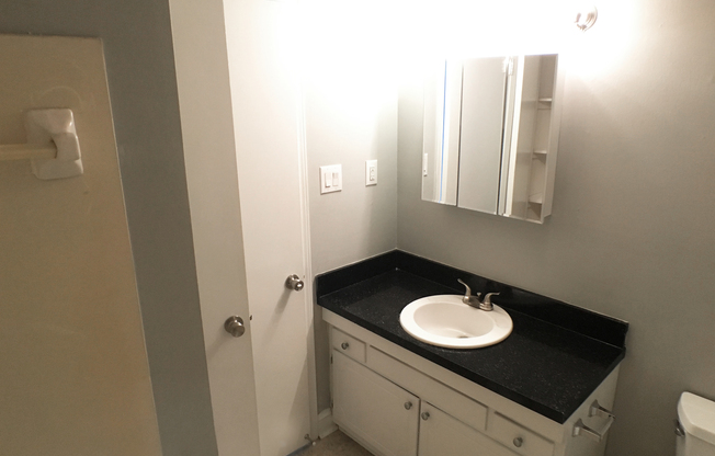 1 bed, 1 bath, 650 sqft, $945, Unit J