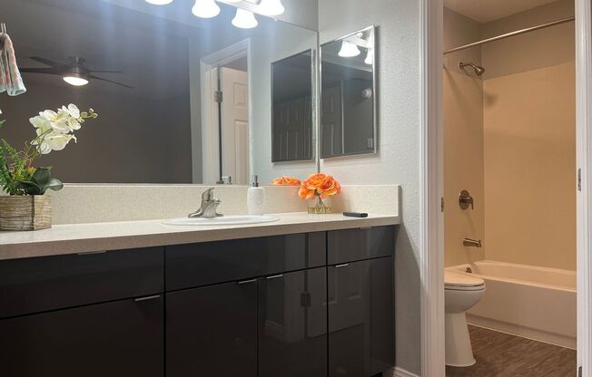 2 beds, 1.5 baths, 850 sqft, $2,880, Unit 0008