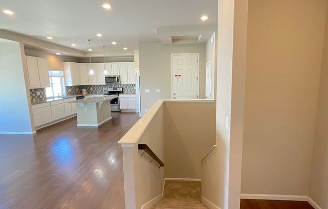 3 beds, 2.5 baths, $2,550