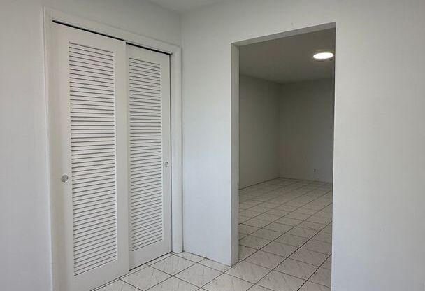 Spacious 2BR/1BA with Assigned Parking in Hollywood