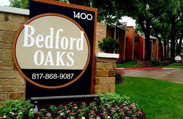Bedford Oaks Apartments signage