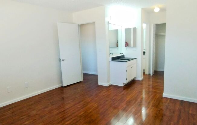 2 beds, 1 bath, $1,300